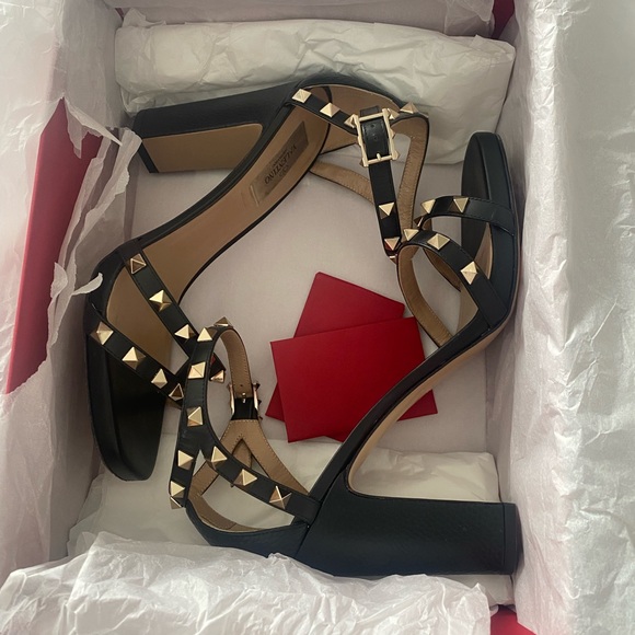 Valentino Garavani Rockstud Sandals - Picture 2 of 16